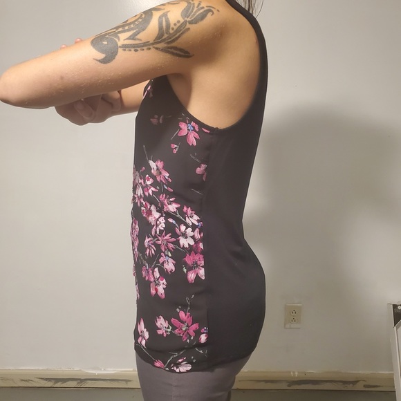 Subtle sequin and flower tank - Picture 5 of 7